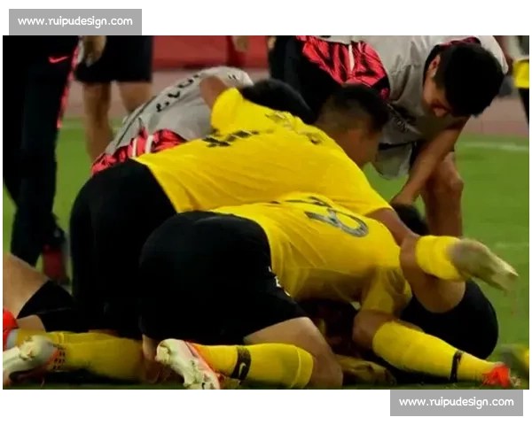 恒大与东方香港激战正酣，赛场精彩对决引发球迷热议